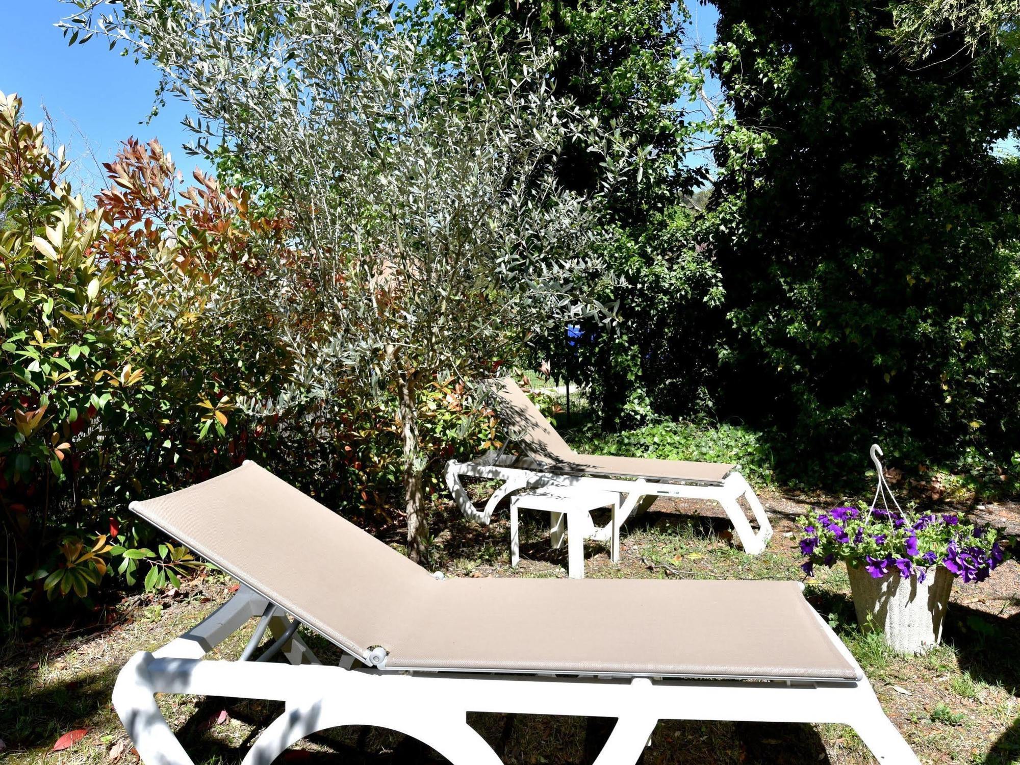 Logis Hotel De L'Etang Cucuron Exterior foto