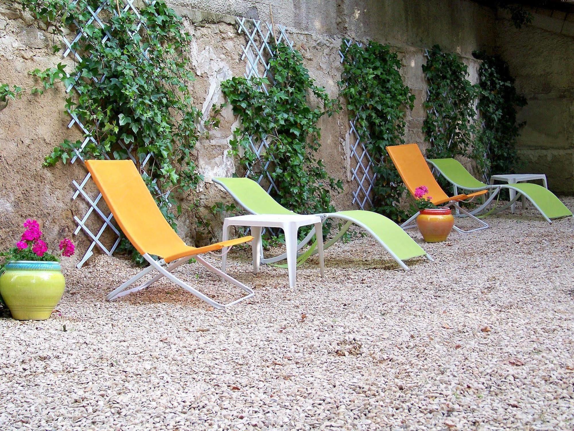 Logis Hotel De L'Etang Cucuron Exterior foto